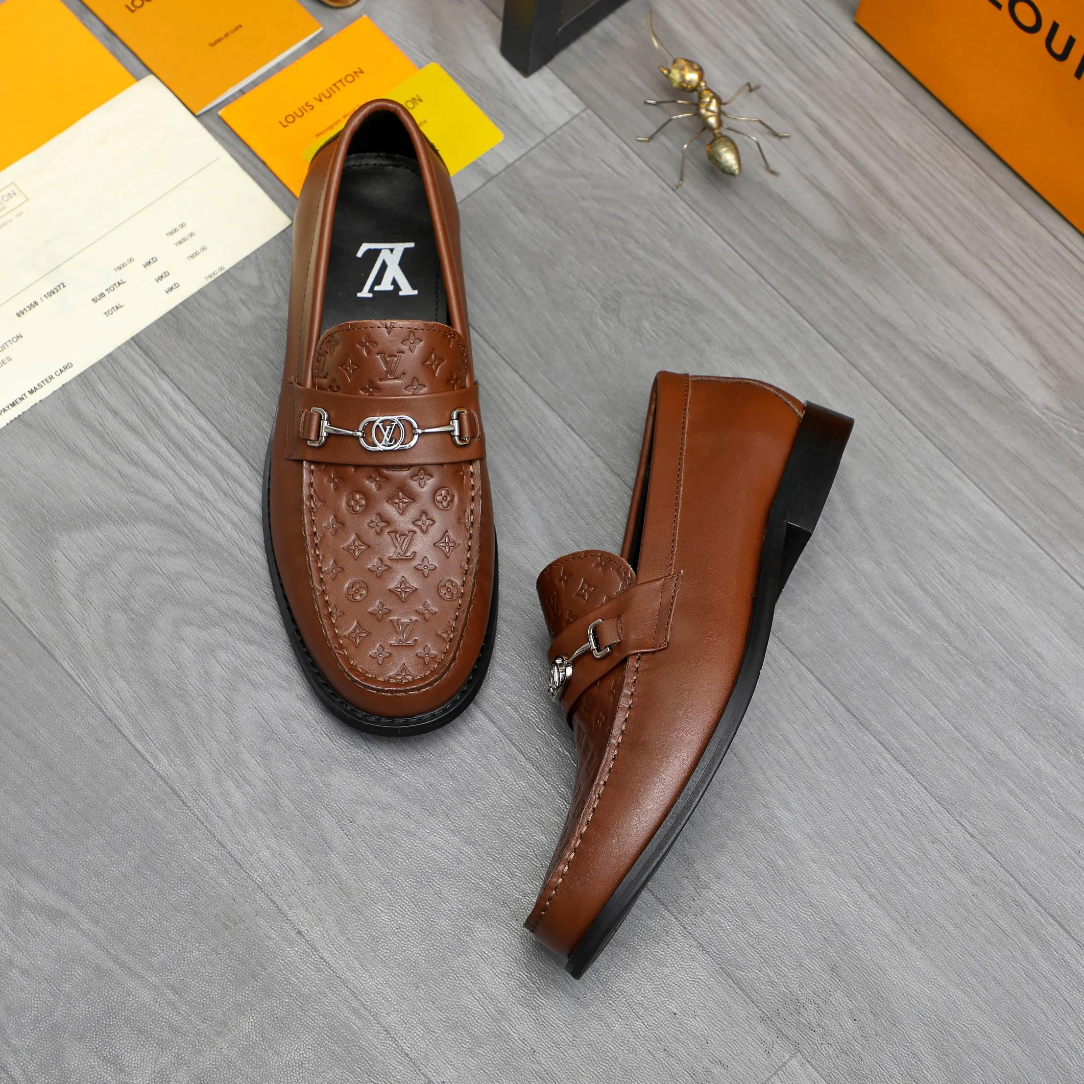 Men's shoes 💰p460 Product trademark: LV (Louis Vuitton) business slip-on leather shoes. Regular size: 38-45 (45 is custom-made and non-returnable) Product materials: Selected high-quality embossed cowhide upper, cowhide lining, original rubber outsole